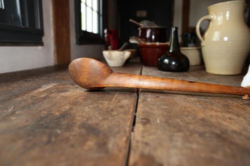 Wyckoff_Interior_17thCentury_Kitchen_Cutlery_CookingImplements_003