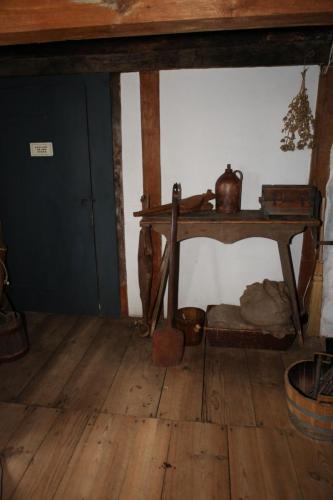 Wyckoff_Interior_17thCentury_Kitchen_Cutlery_CookingImplements_010