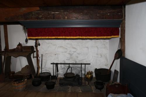 Wyckoff_Interior_17thCentury_Kitchen_Hearth_003