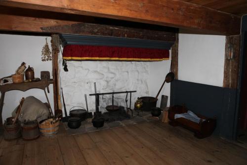 Wyckoff_Interior_17thCentury_Kitchen_Hearth_011