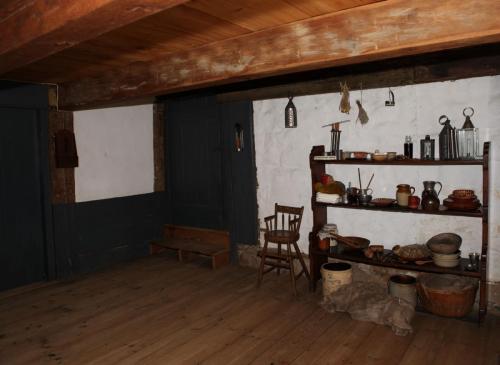 Wyckoff_Interior_17thCentury_Kitchen_Shelves_003