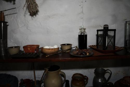 Wyckoff_Interior_17thCentury_Kitchen_Shelves_013