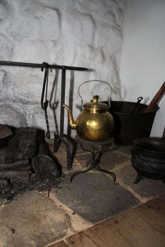 Wyckoff_Interior_17thCentury_Kitchen_Tea-Kettle_001