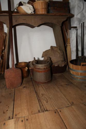 Wyckoff_Interior_17thCentury_Kitchen_Wooden-Pails_002